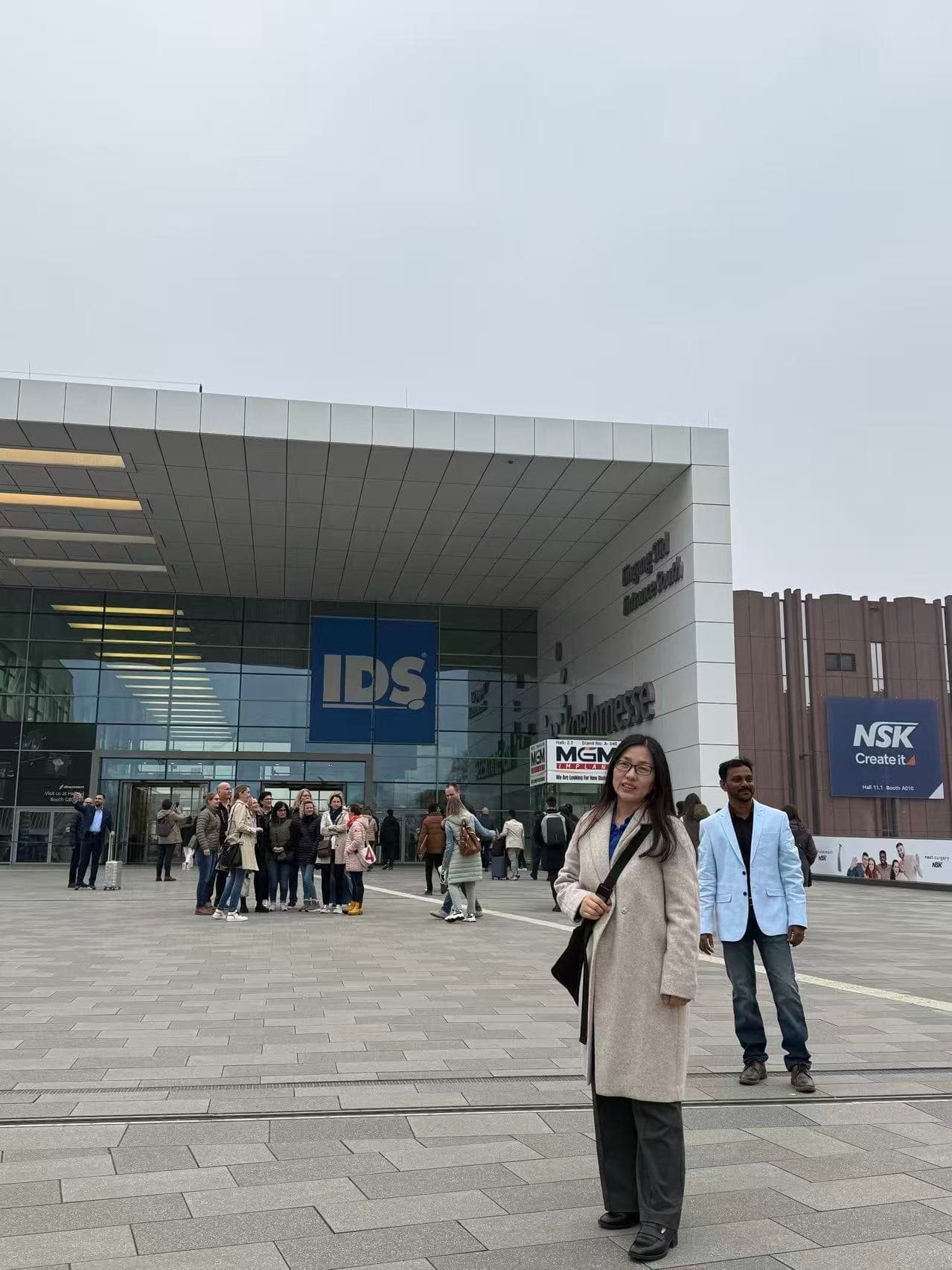 Lemei Aligner founder attending an international dental industry exhibition